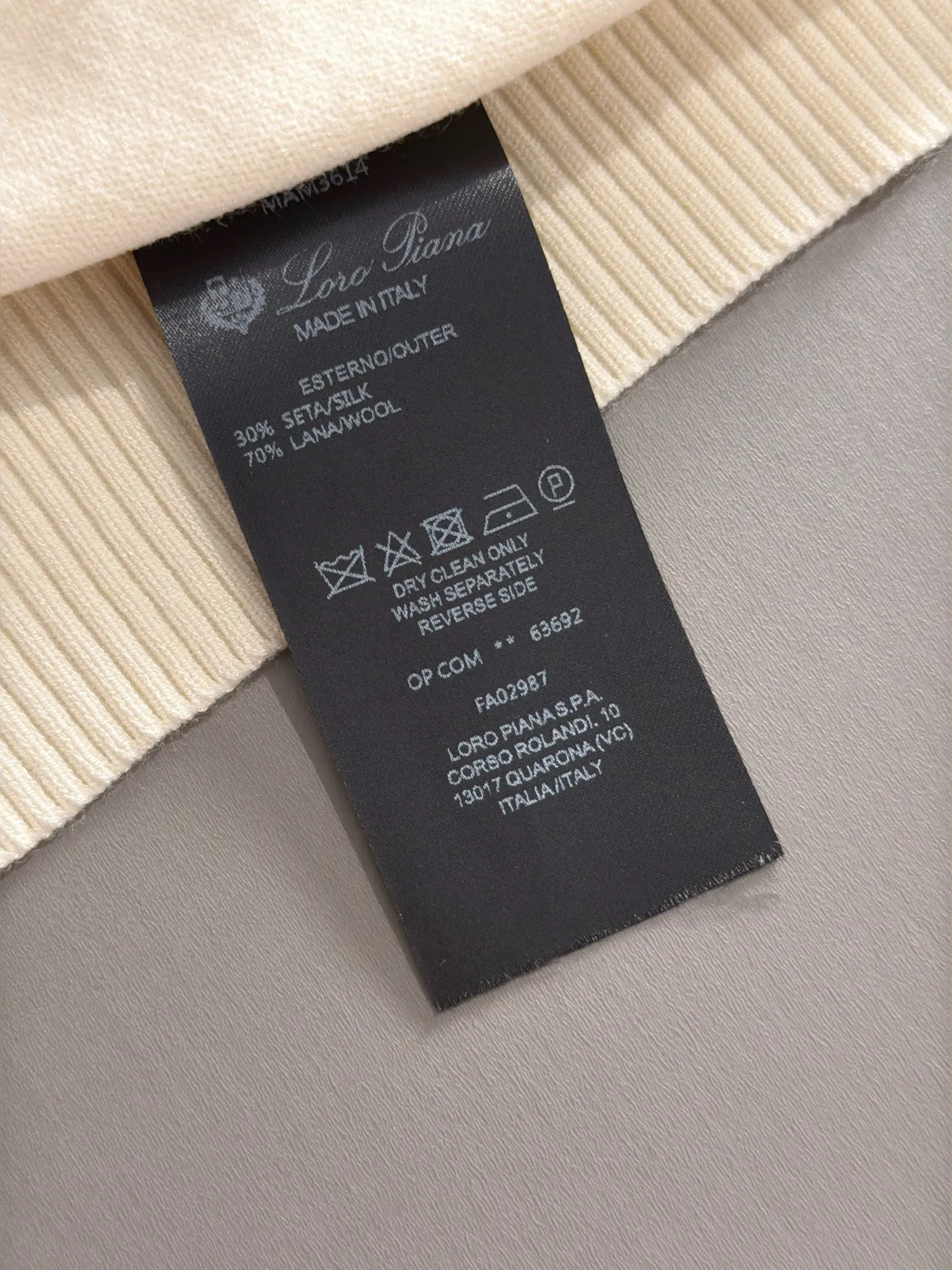 LP high quality Loro Piana 26ss New Arrival men's short-sleeved knitted T-shirt. Made of combed cotton yarn knitted cotton fabric, no pressure when entering and exiting the counter. Exclusive control of raw materials. It feels substantial when weighed, and the upper body is more textured than ordinary T-shirts. This texture can handle the weather easily and is suitable for both hot and cold! Loose fit design, looks noble. The only correct version is available Size: M to 4XL